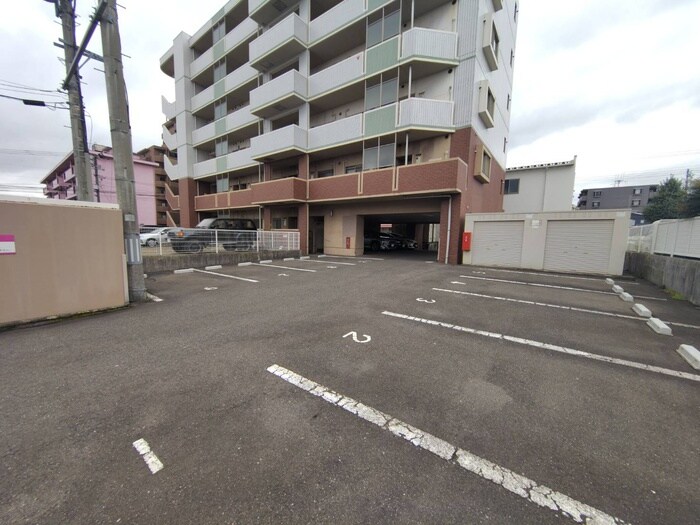 物件外観写真4　(駐車場)