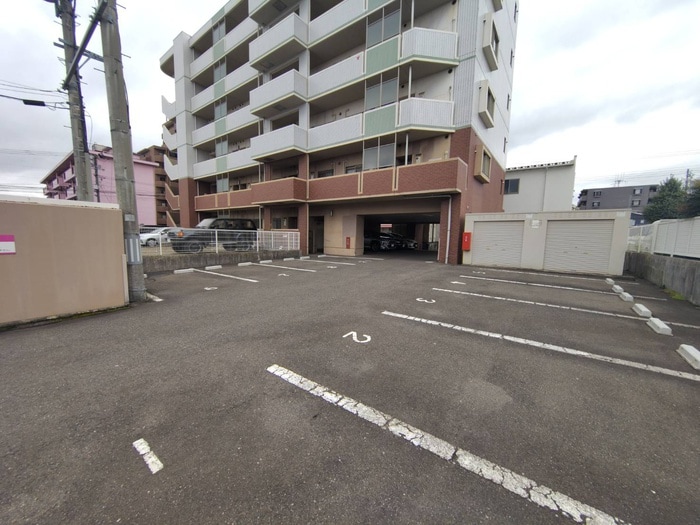 物件外観写真4　(駐車場)