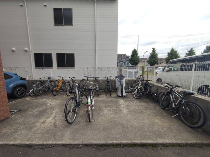 物件外観写真5　(駐輪場)