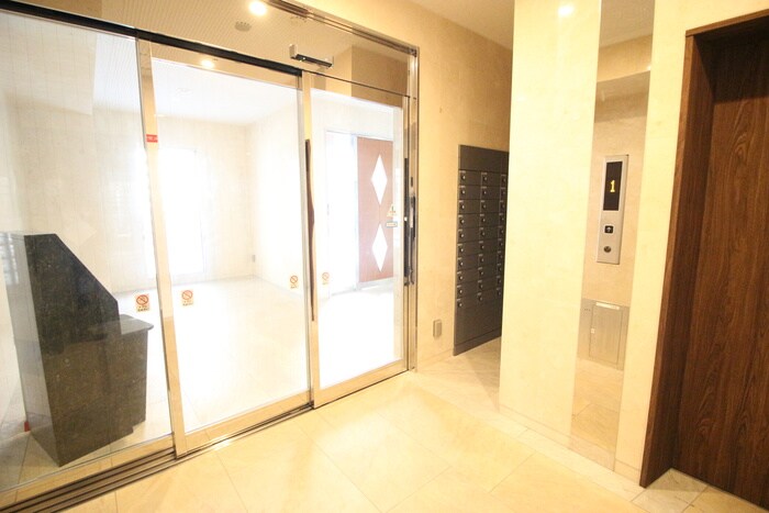 物件外観写真5　(エントランス部分)