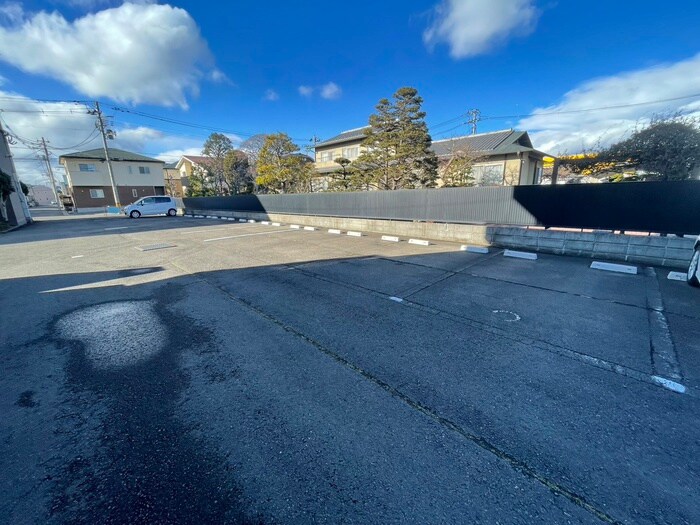 物件外観写真6　(駐車場)
