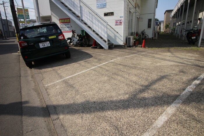 物件外観写真2　(駐車場)