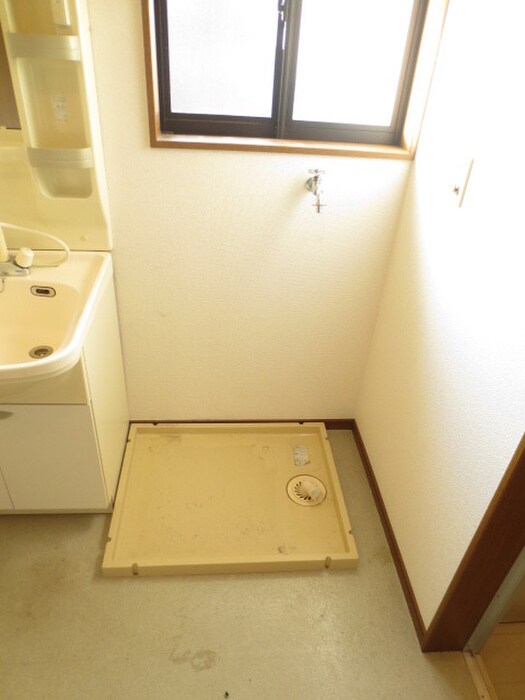 物件内観写真12　(洗濯機置場)