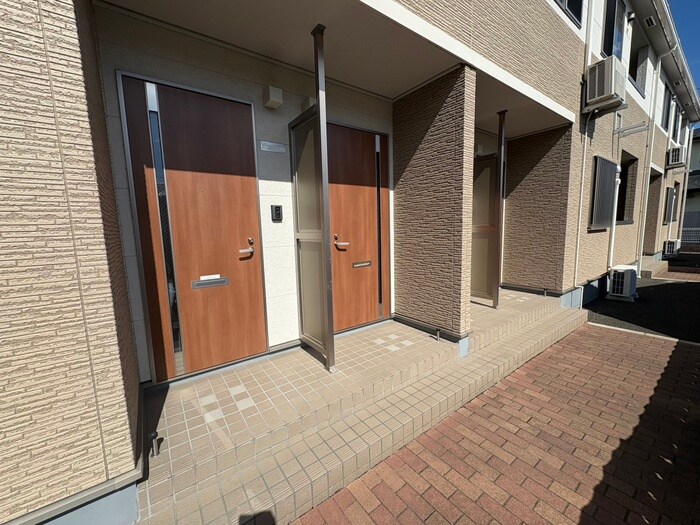 物件外観写真2　(エントランス部分)