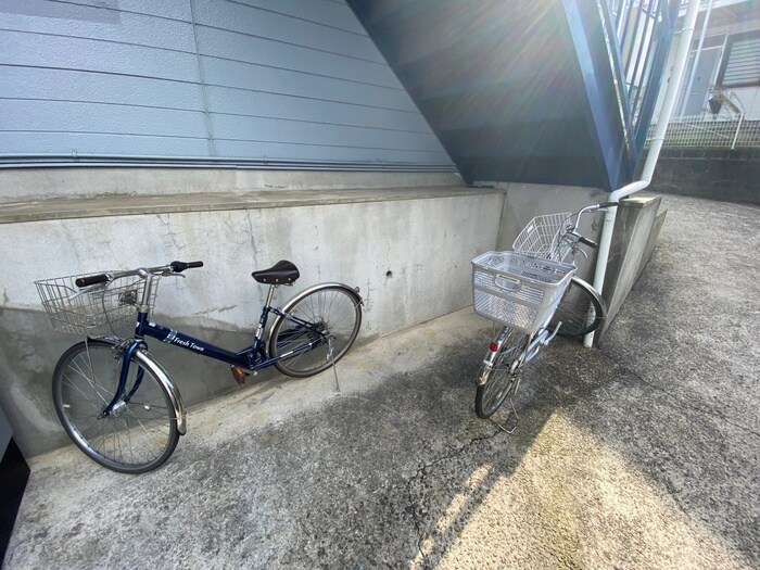 物件外観写真4　(駐輪場)