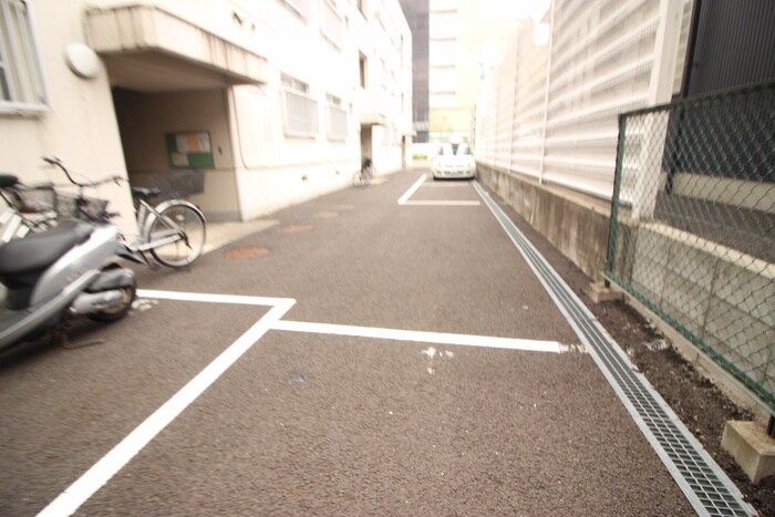 物件外観写真4　(駐車場)