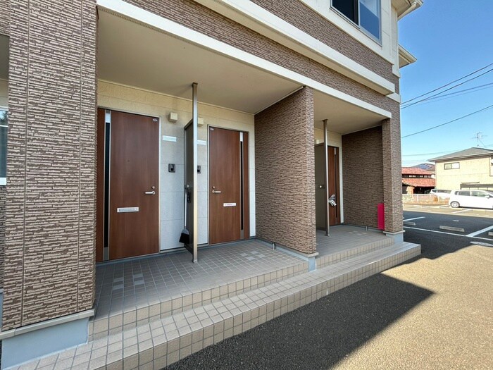 物件外観写真4　(エントランス部分)