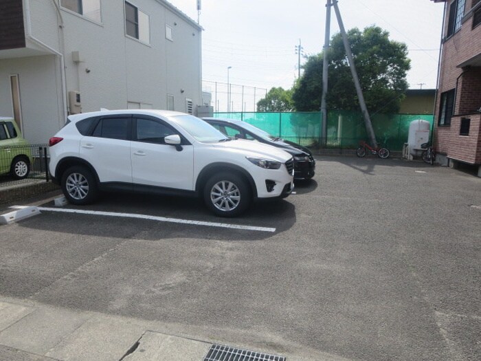 物件外観写真5　(駐車場)