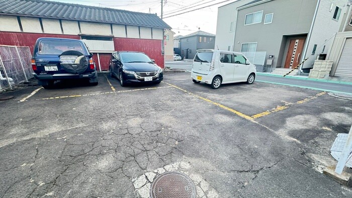 物件外観写真4　(駐車場)