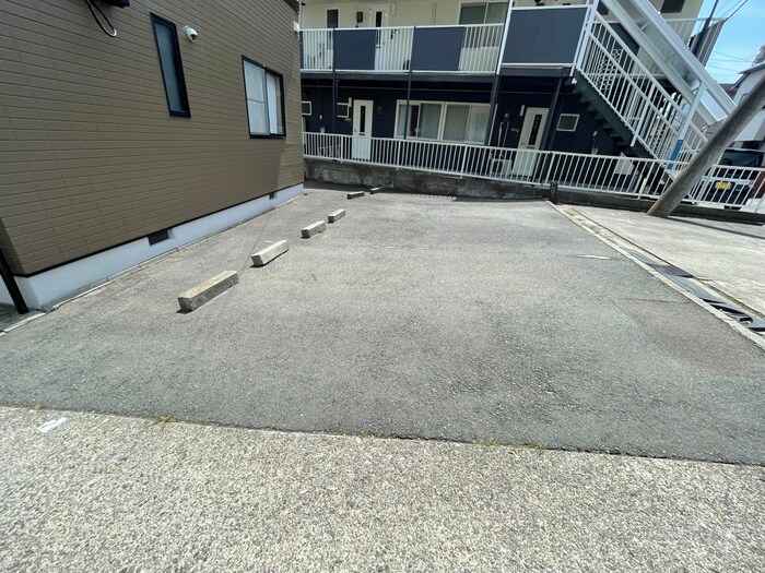 物件外観写真3　(駐車場)