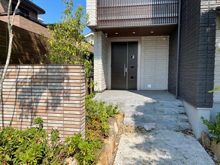 物件外観写真3　(エントランス部分)