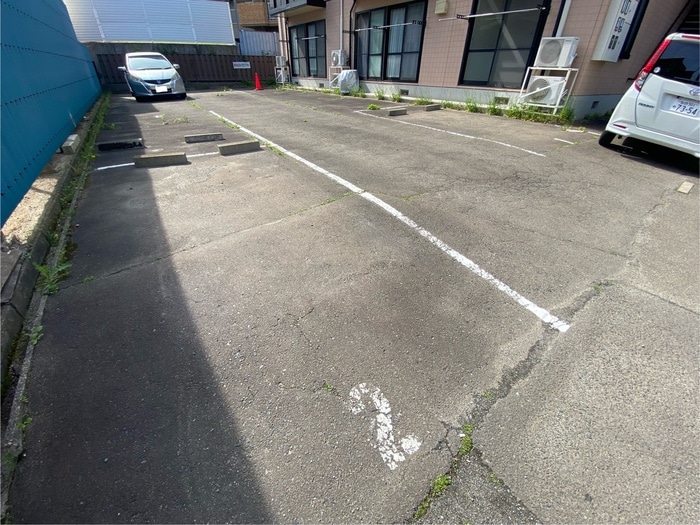 物件外観写真6　(駐車場)