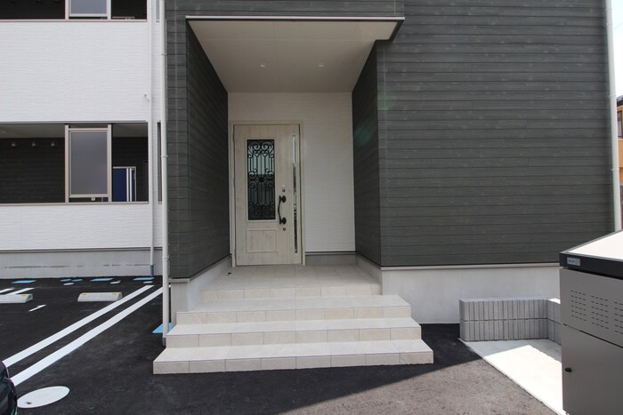 物件外観写真6　(エントランス部分)