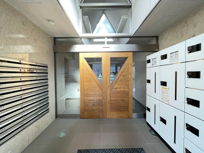 物件外観写真4　(エントランス部分)