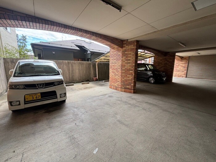 物件外観写真5　(駐車場)