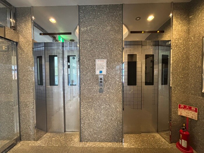 物件外観写真4　(エントランス部分)