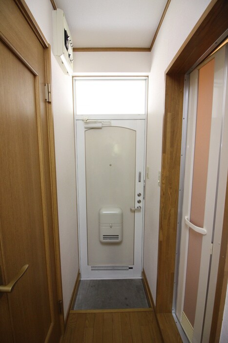 物件内観写真16　(玄関)