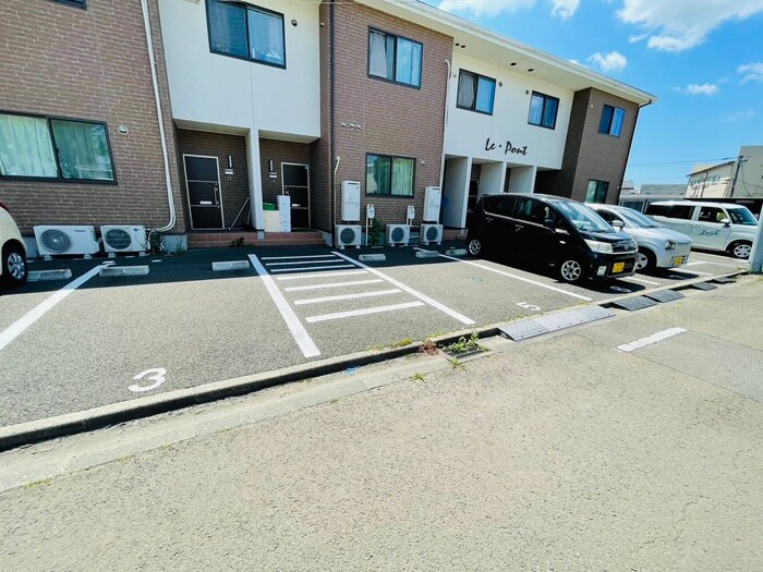 物件外観写真3　(駐車場)