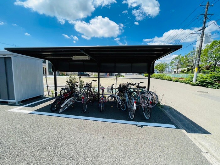 物件外観写真4　(駐輪場)