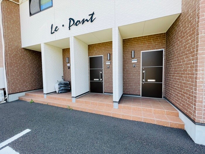 物件外観写真6　(エントランス部分)