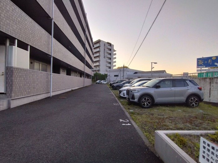 物件外観写真2　(駐車場)