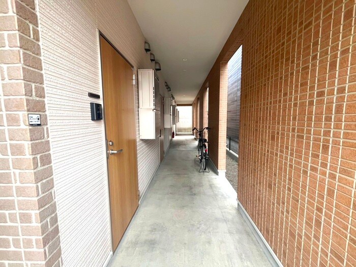 物件外観写真6　(エントランス部分)