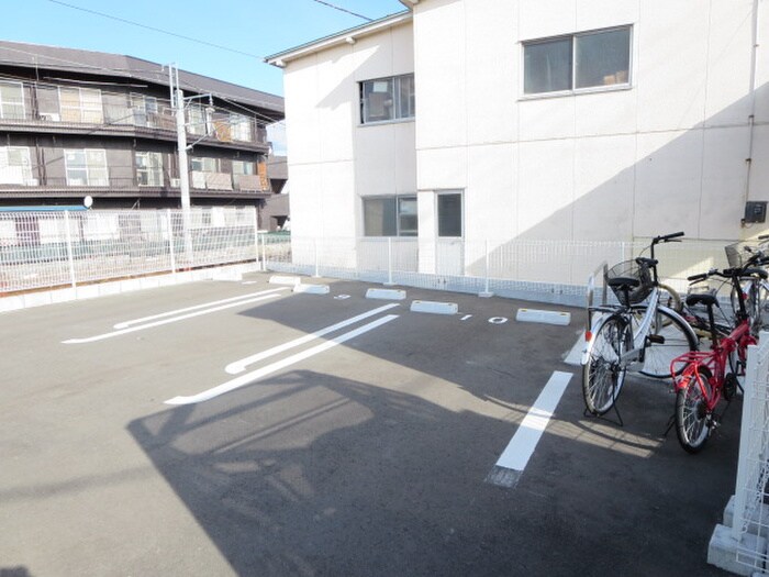 物件外観写真4　(駐車場)