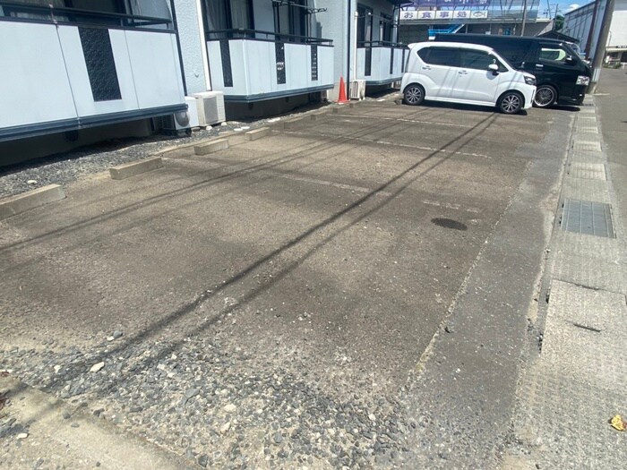 物件外観写真4　(駐車場)