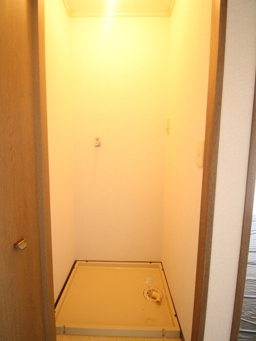 物件内観写真12　(洗濯機置場)