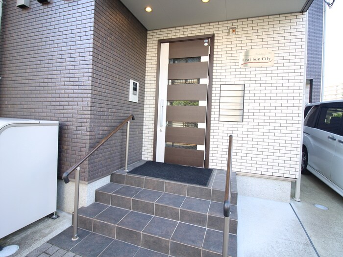 物件外観写真4　(エントランス部分)