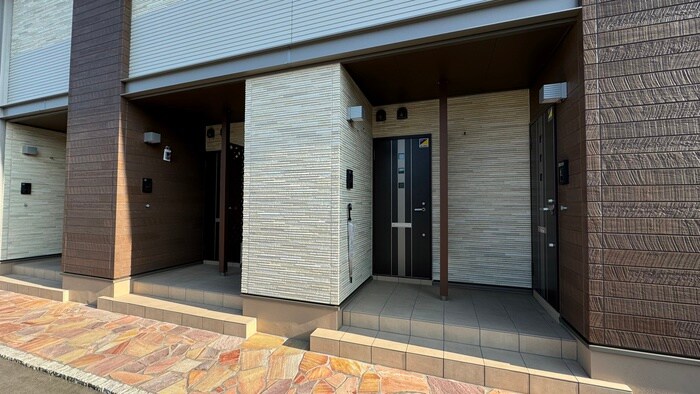 物件外観写真2　(エントランス部分)