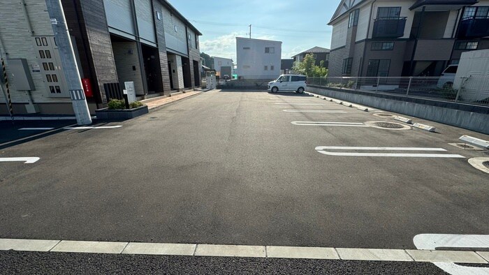 物件外観写真4　(駐車場)