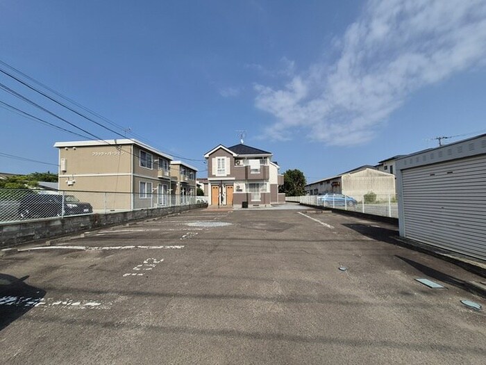 物件外観写真2　(駐車場)