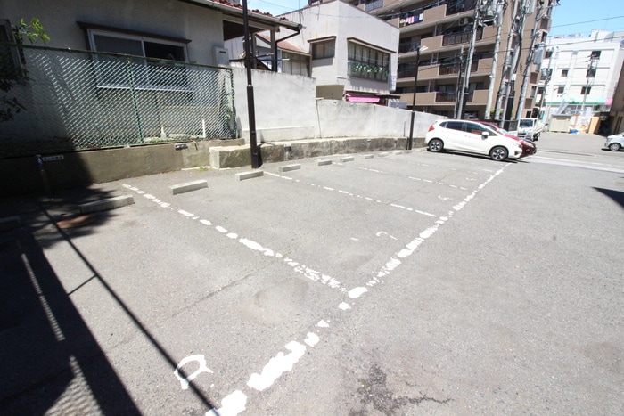 物件外観写真3　(駐車場)