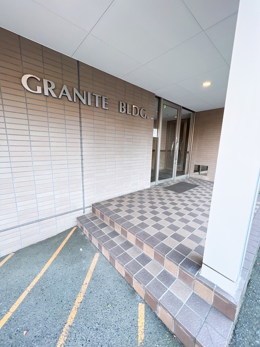 物件外観写真6　(エントランス部分)