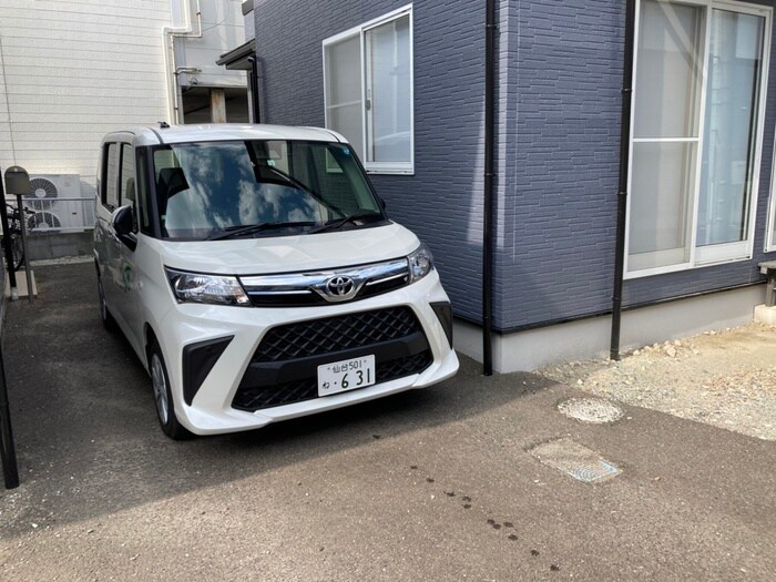 物件外観写真3　(駐車場)