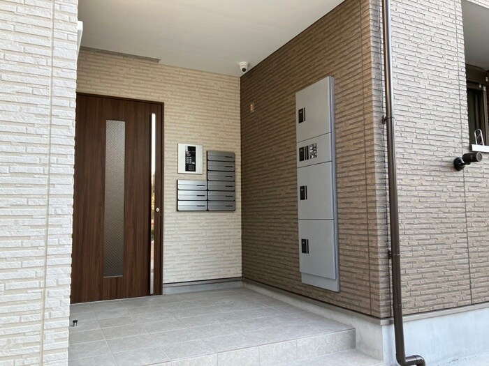 物件外観写真2　(エントランス部分)