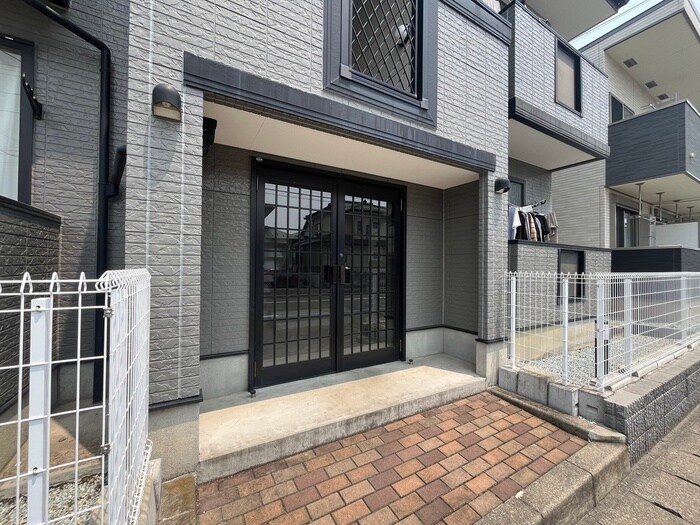 物件外観写真4　(エントランス部分)