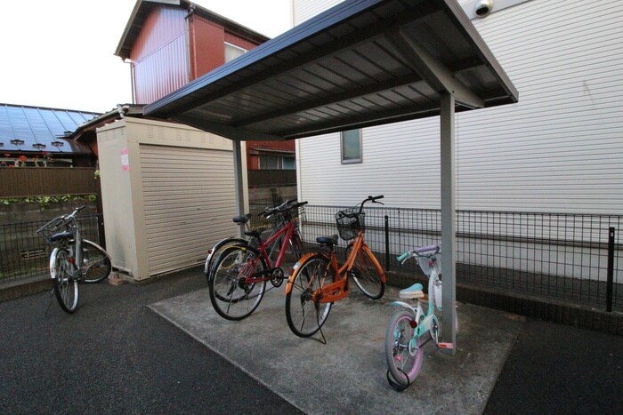 物件外観写真4　(駐輪場)