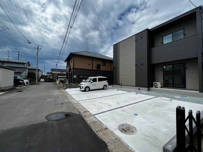 物件外観写真2　(駐車場)