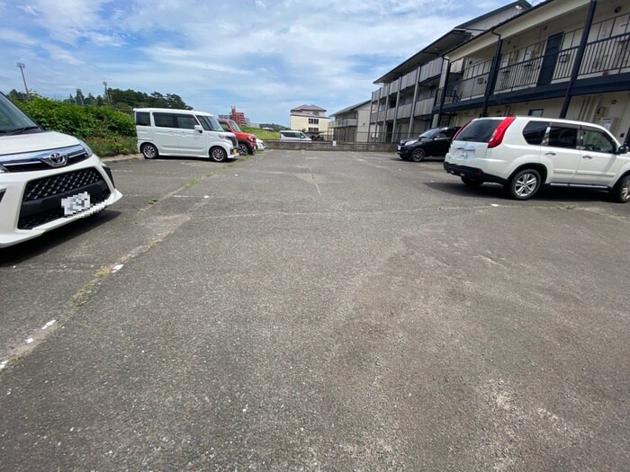 物件外観写真2　(駐車場)