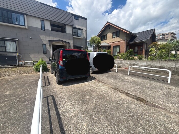 物件外観写真4　(駐車場)
