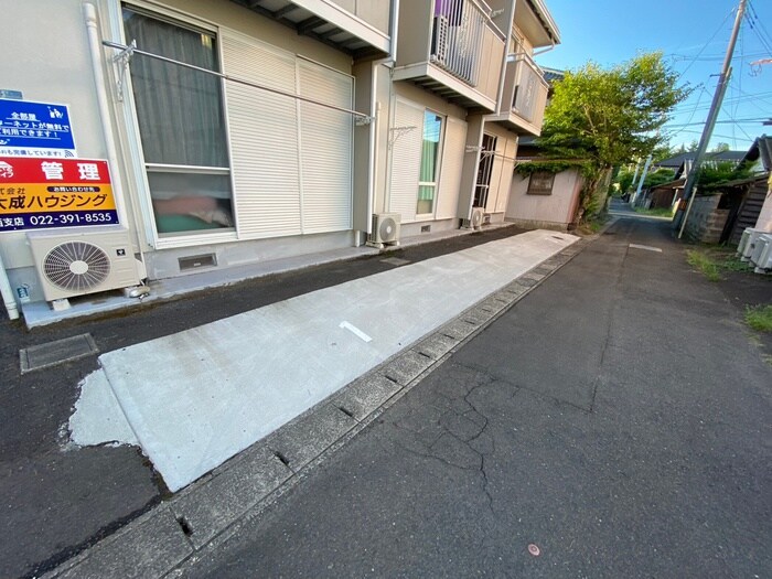 物件外観写真2　(駐車場)