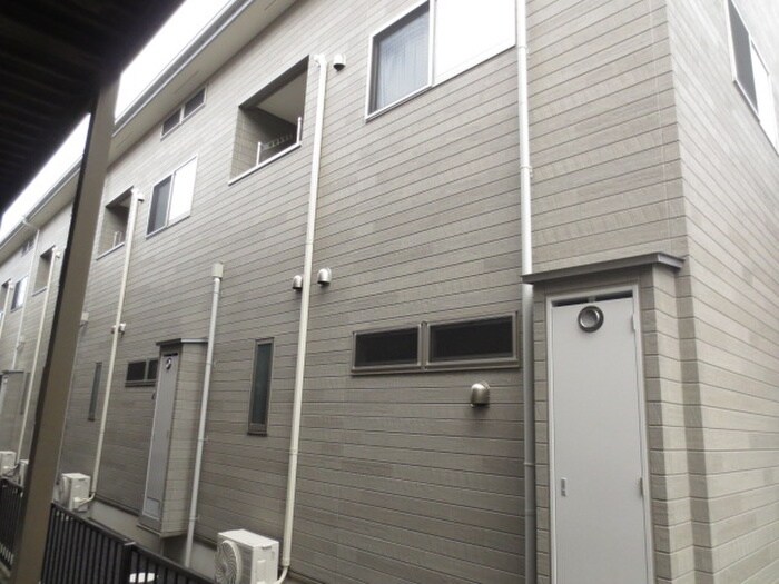 物件外観写真3　(エントランス部分)