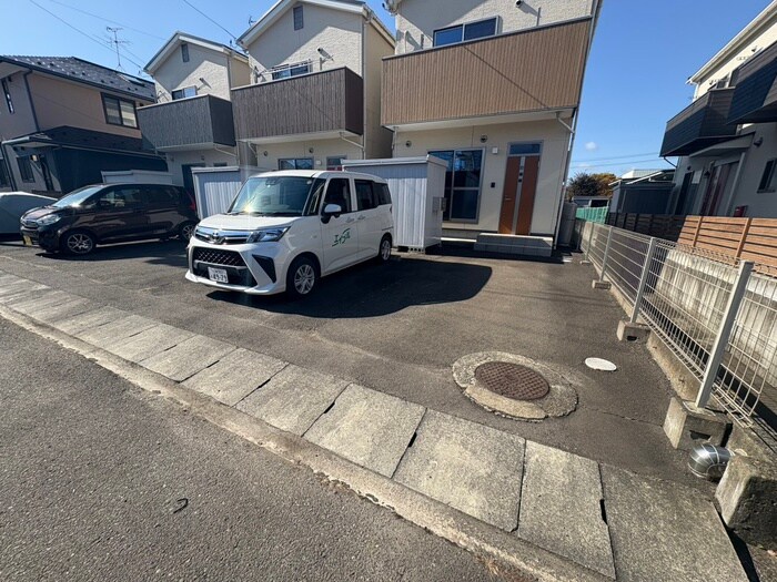 物件外観写真3　(駐車場)