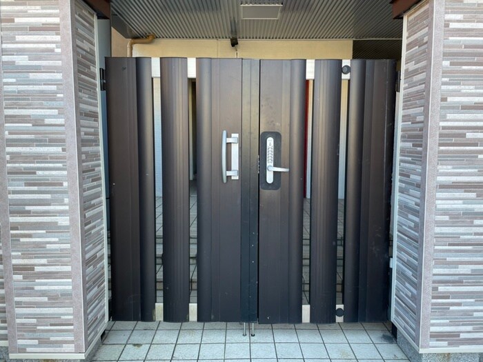 物件外観写真5　(エントランス部分)