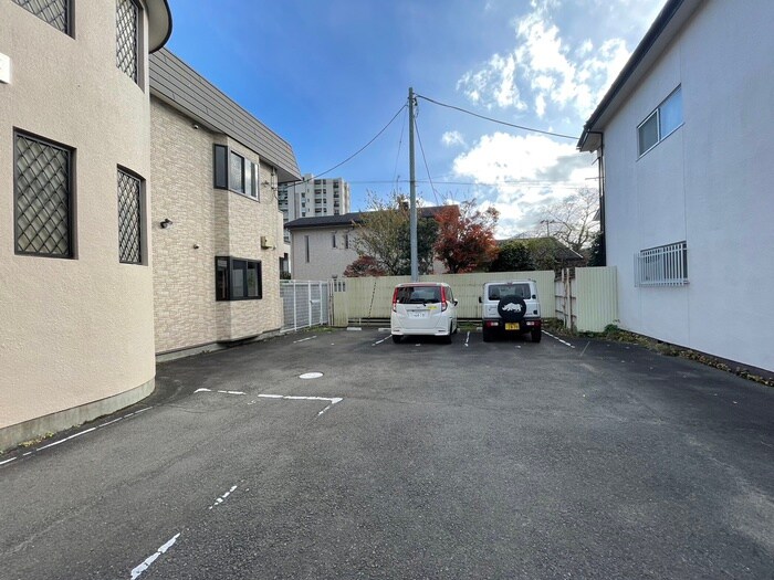 物件外観写真2　(駐車場)