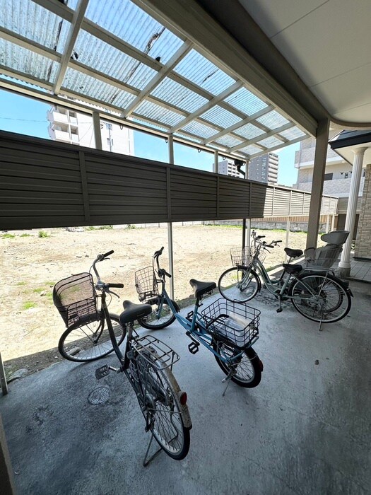 物件外観写真3　(駐輪場)