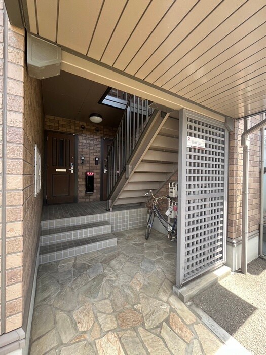 物件外観写真4　(エントランス部分)