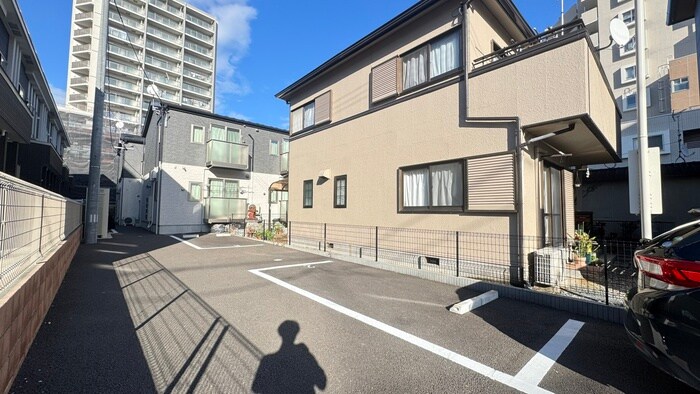 物件外観写真4　(駐車場)